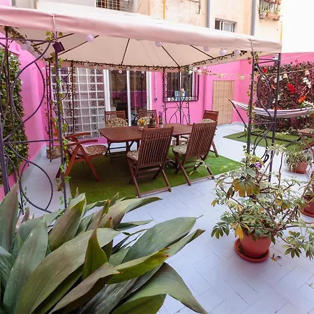 Luxury Artistic Digital Nomad 2 Bedroom W/terrace Apartment